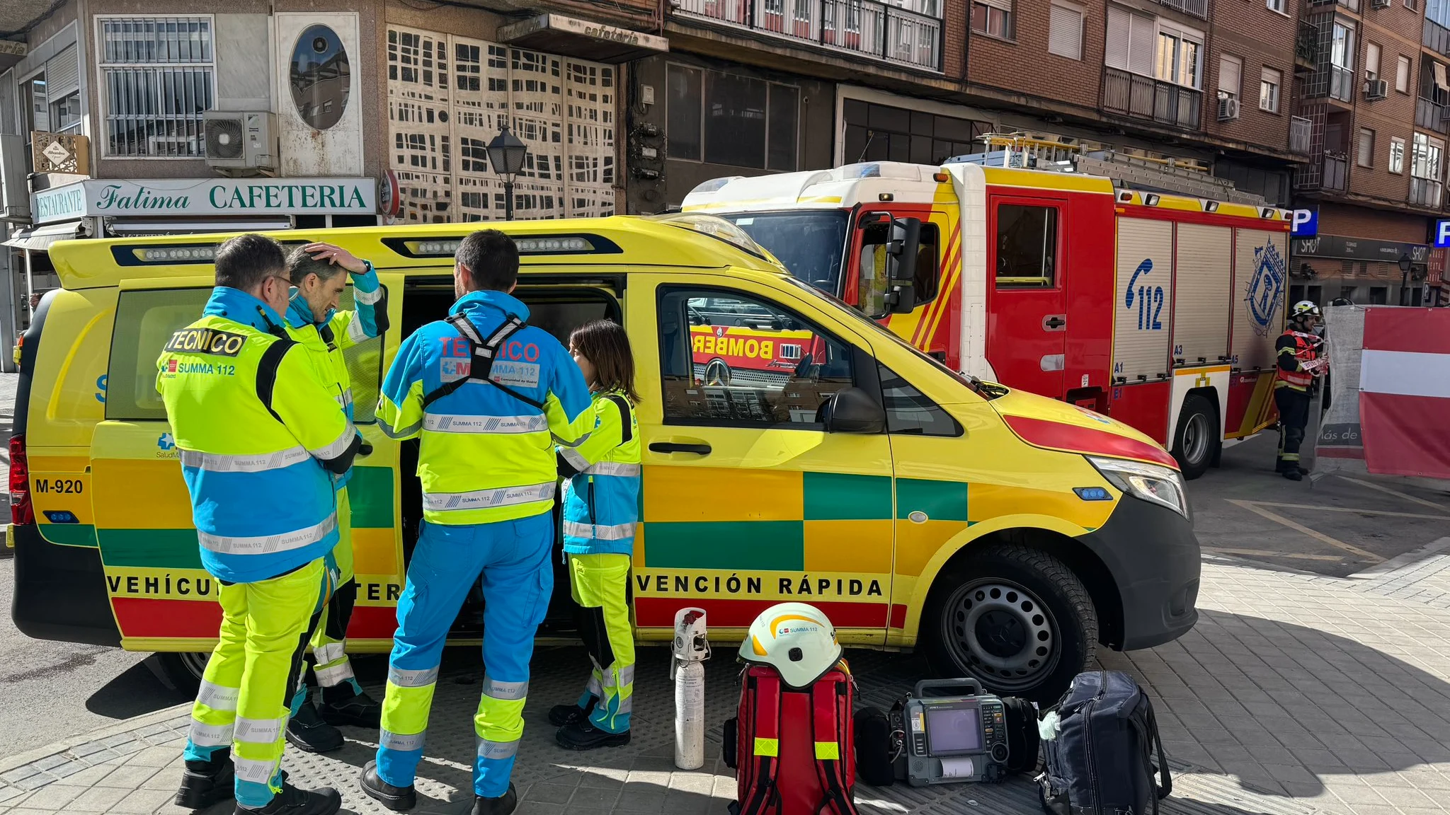 Efectivos de Emergencias Madrid intervienen en el lugar en el que un trabajador ha muerto tras caerle encima un muro de hormigón