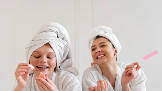 Unas jóvenes en una rutina de skincare y de uñas. Unas jóvenes en una rutina de skincare y de uñas.