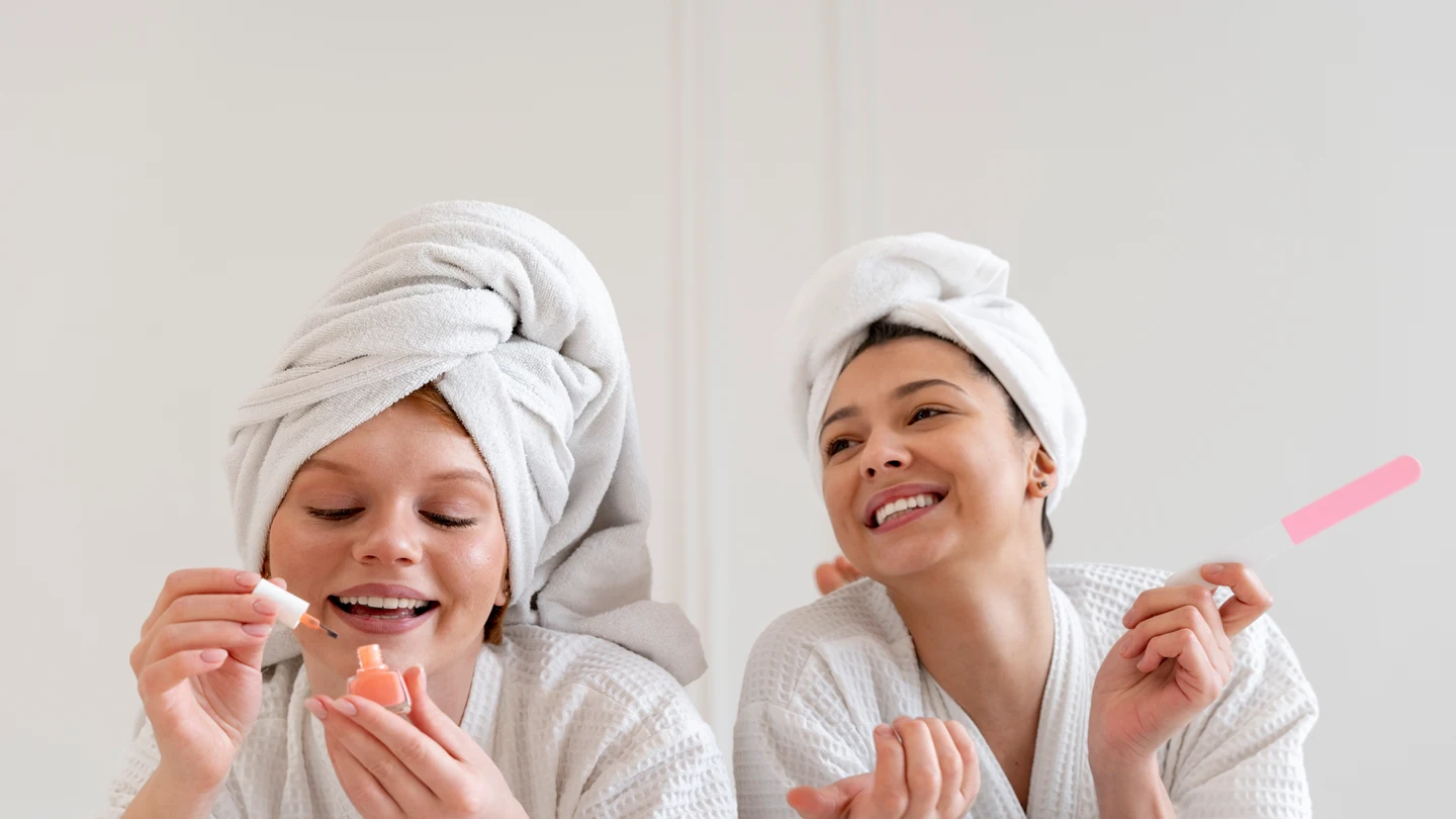 Unas jóvenes en una rutina de skincare y de uñas. Unas jóvenes en una rutina de skincare y de uñas.
