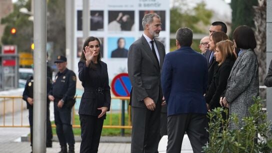 Los reyes Felipe y Letizia, a su llegada al Palau de la M&uacute;sica de Val&egrave;ncia