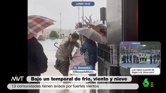 Iñaki López, al ver las imágenes de los fuertes vientos en España "No es Loiu, esto viene a ser una cosa infantil comparado con lo que tenemos", comenta Iñaki López en este vídeo de Más Vale Tarde, donde reacciona a las imágenes de aviones con dificultad para aterrizar en Almería a causa del fuerte viento.
