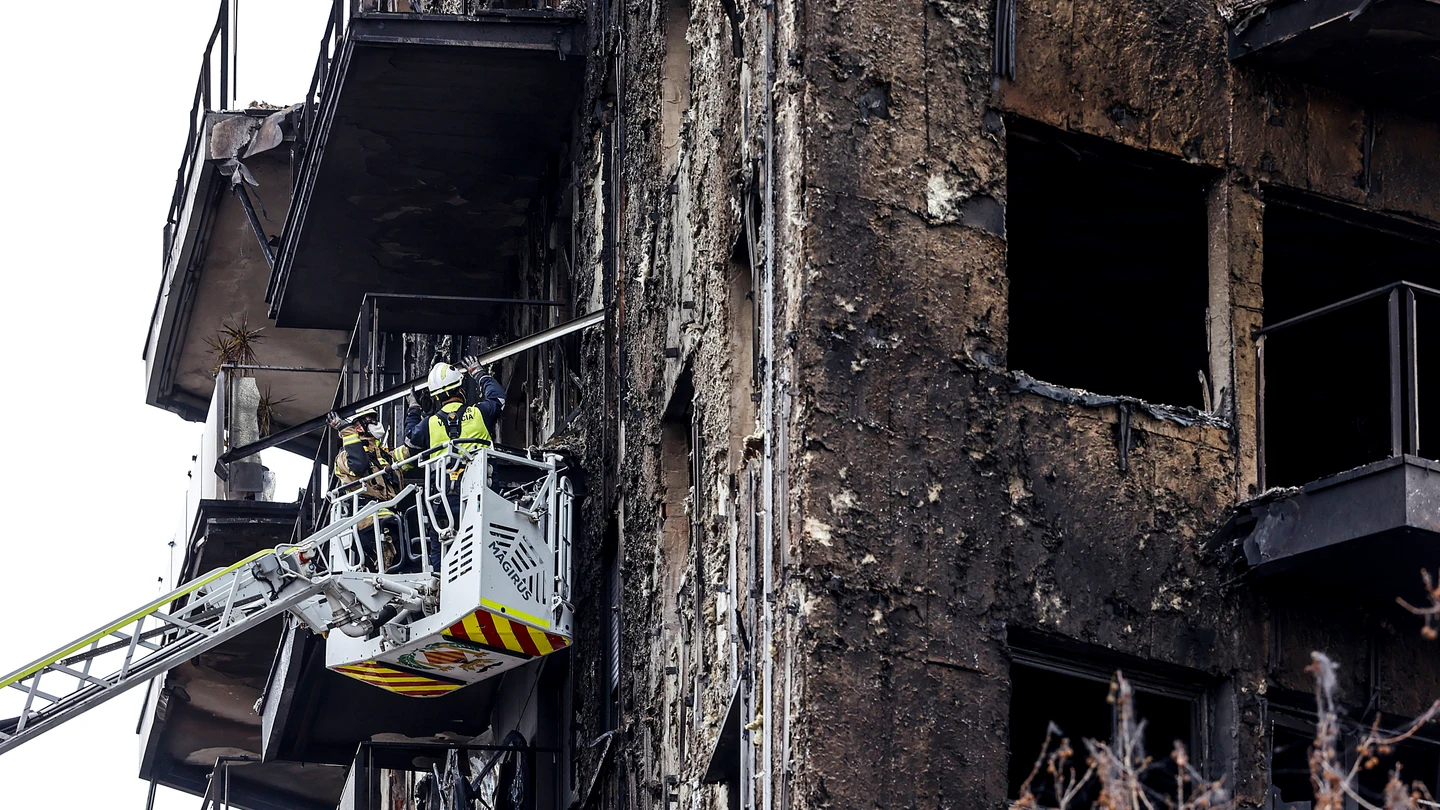 Los Bomberos de Valencia defienden su actuación durante el incendio: "Debieron relegar su propia integridad física" Los Bomberos de Valencia defienden su actuación durante el incendio: "Debieron relegar su propia integridad física"