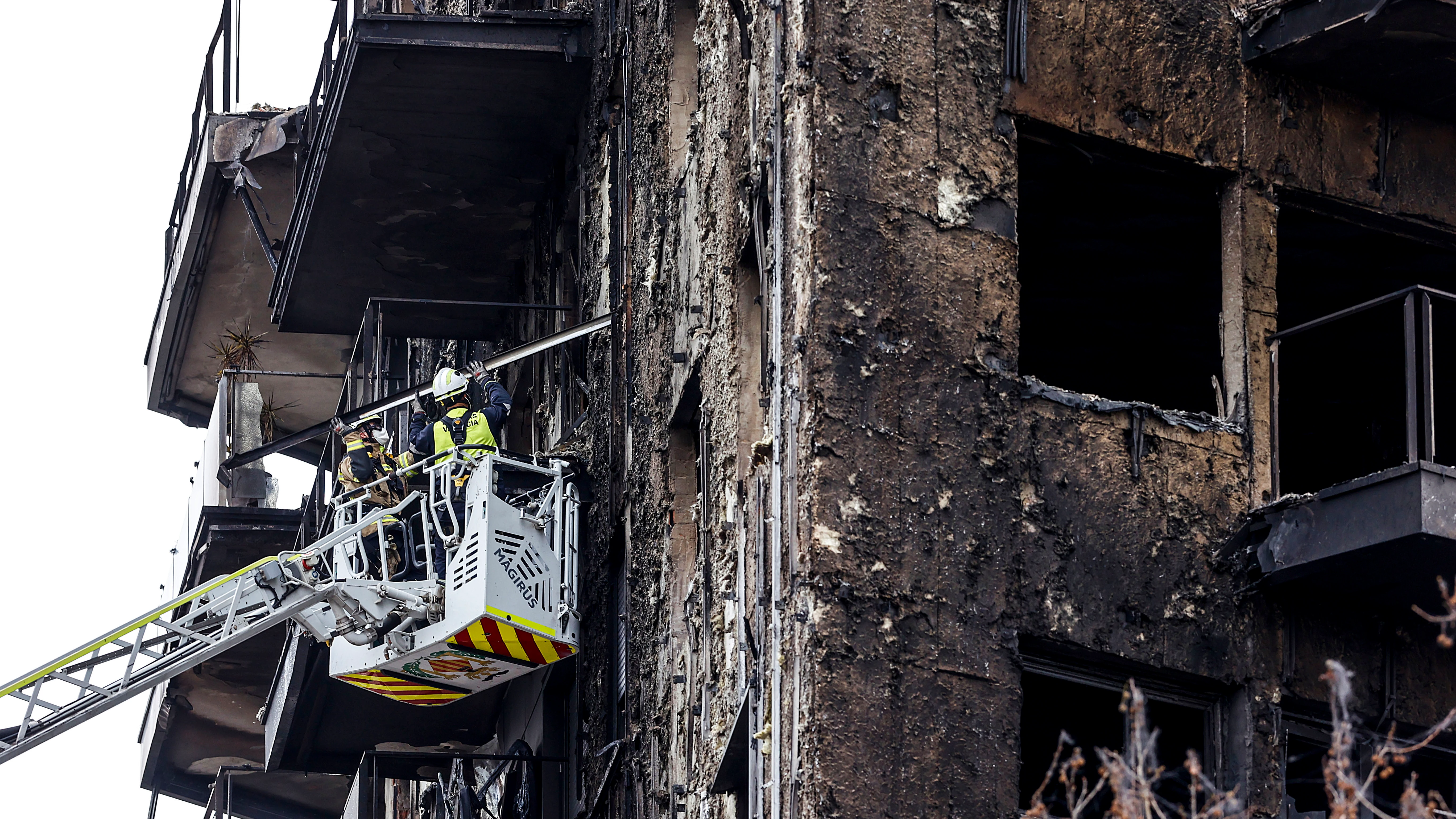 Los Bomberos de Valencia defienden su actuación durante el incendio: "Debieron relegar su propia integridad física"