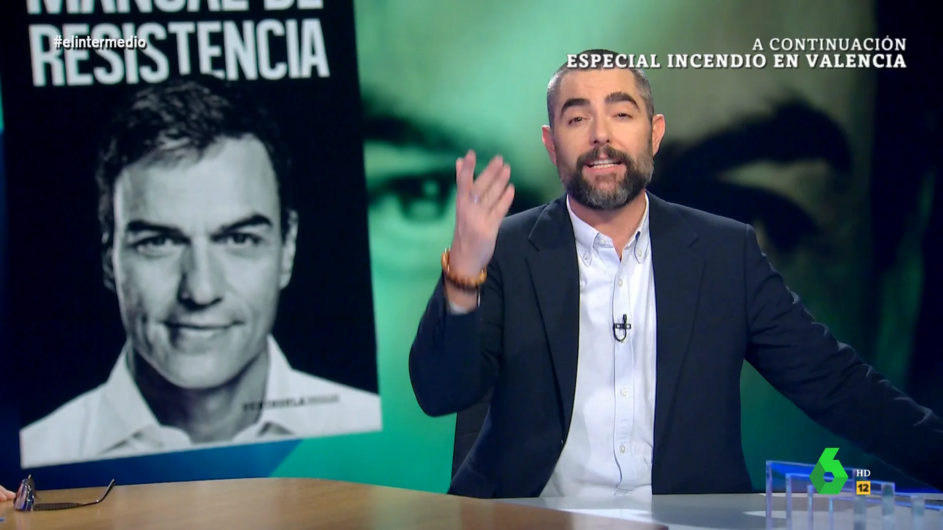 Dani Mateo recupera un curioso detalle del libro de Pedro Sánchez, 'Manual de resistencia', en el que el presidente del Gobierno menciona a Koldo García Izaguirre, detenido ahora por el cobro de comisiones ilegales en la compra de mascarillas.