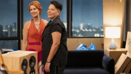 Cynthia Nixon y Sara Ramírez como Miranda y Che en una escena de la segunda temporada. Cynthia Nixon y Sara Ramírez como Miranda y Che en una escena de la segunda temporada.