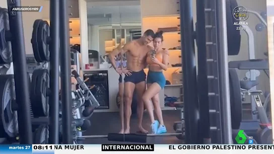 Cristiano Ronaldo alucina a Tatiana Arús con su foto viral con Georgina Rodríguez en el gimnasio: "¿Este señor va en calzoncillos?" Cristiano Ronaldo alucina a Tatiana Arús con su foto viral con Georgina Rodríguez en el gimnasio: "¿Este señor va en calzoncillos?"