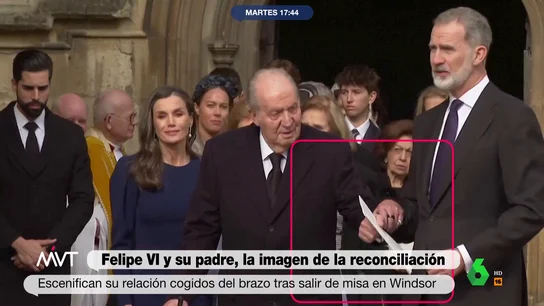 La reacción de Iñaki López al ver juntos a Felipe VI y el rey Juan Carlos En este vídeo de Más Vale Tarde, Iñaki López reacciona a las imágenes en las que se puede ver a Felipe VI y el rey Juan Carlos juntos y cogidos del brazo a la salida de una misa en recuerdo de Constantino de Grecia.