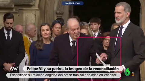 En este vídeo de Más Vale Tarde, Iñaki López reacciona a las imágenes en las que se puede ver a Felipe VI y el rey Juan Carlos juntos y cogidos del brazo a la salida de una misa en recuerdo de Constantino de Grecia.
