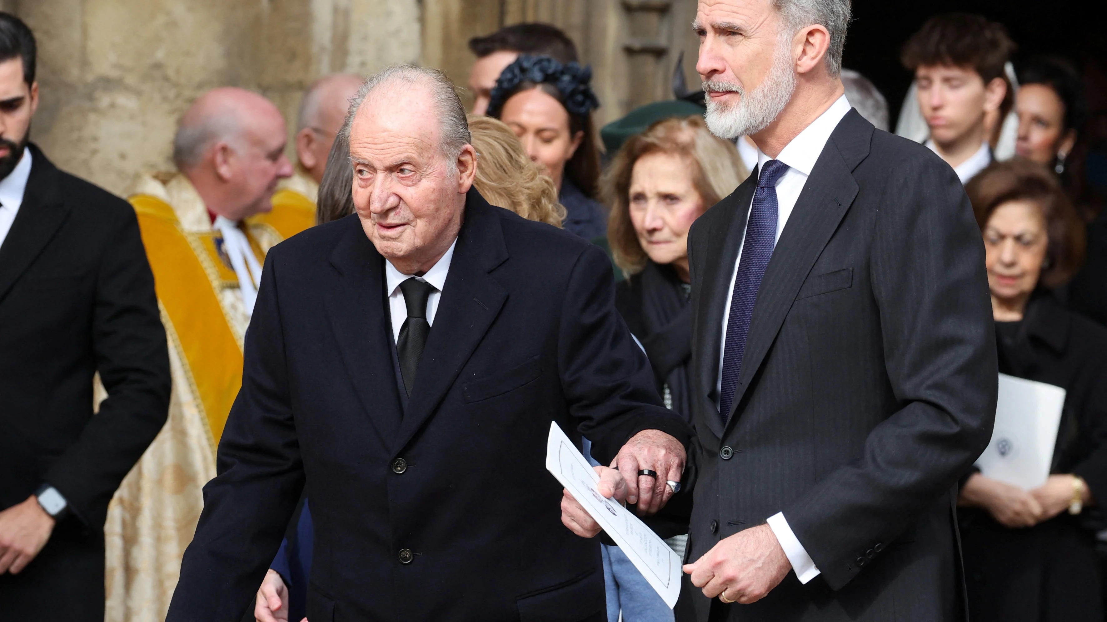 Felipe VI y Juan Carlos I se muestran cercanos por primera vez tres años después de la marcha del rey emérito