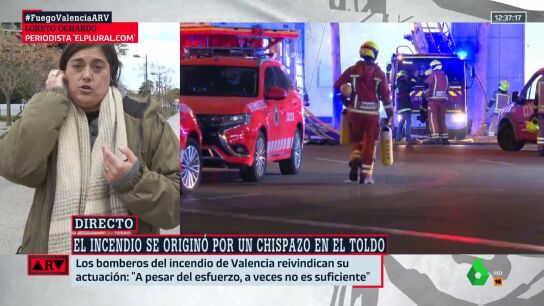Los bomberos del incendio de Valencia reciben asistencia de la Cruz Roja: "Incluso los h&eacute;roes pueden llegar a estar hundidos"