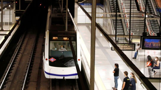 Pasajeros se dirigen a coger el metro en el intercambiador de Moncloa, en Madrid (Espa&ntilde;a), a 1 de julio de 2020. 