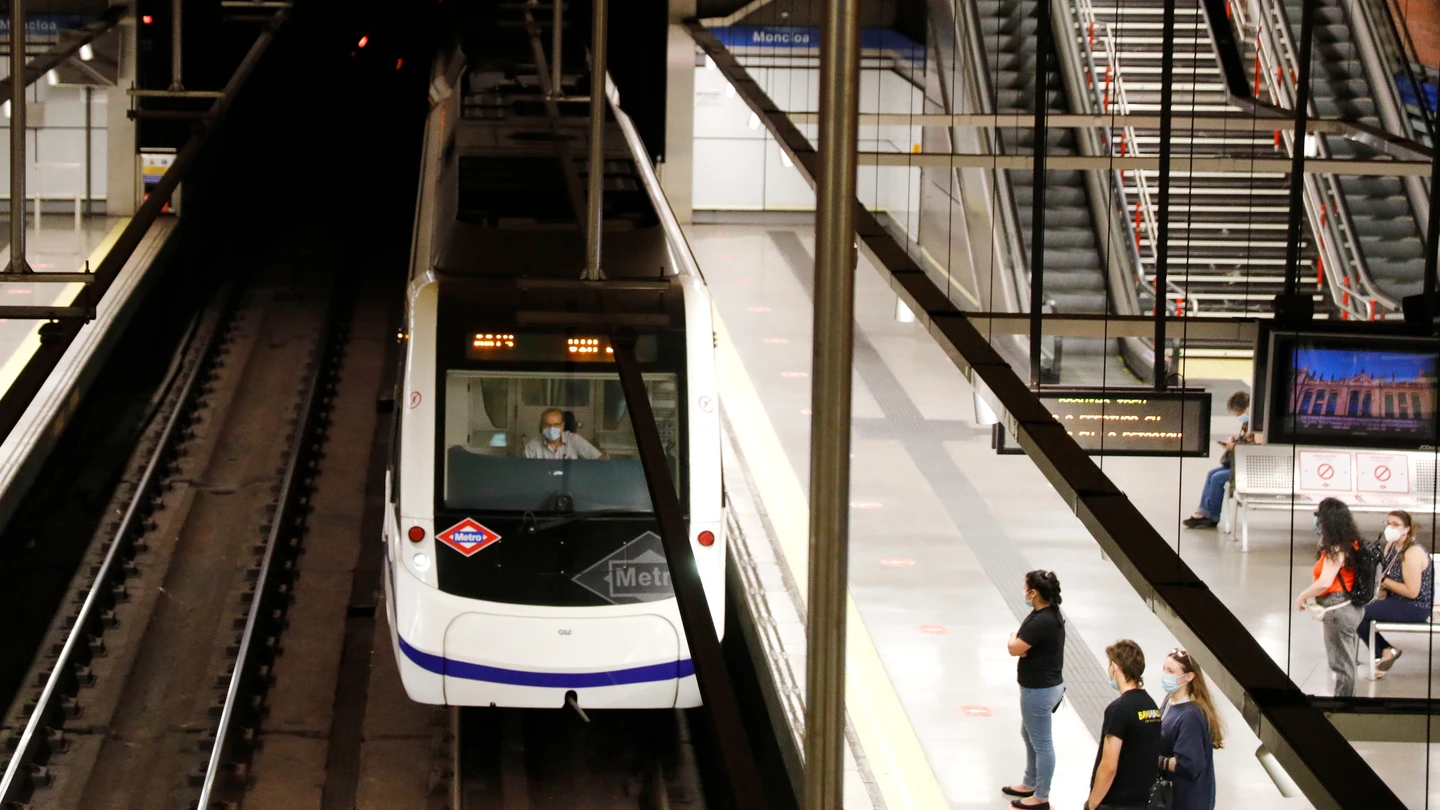 Pasajeros se dirigen a coger el metro en el intercambiador de Moncloa, en Madrid (España), a 1 de julio de 2020. Pasajeros se dirigen a coger el metro en el intercambiador de Moncloa, en Madrid (España), a 1 de julio de 2020.