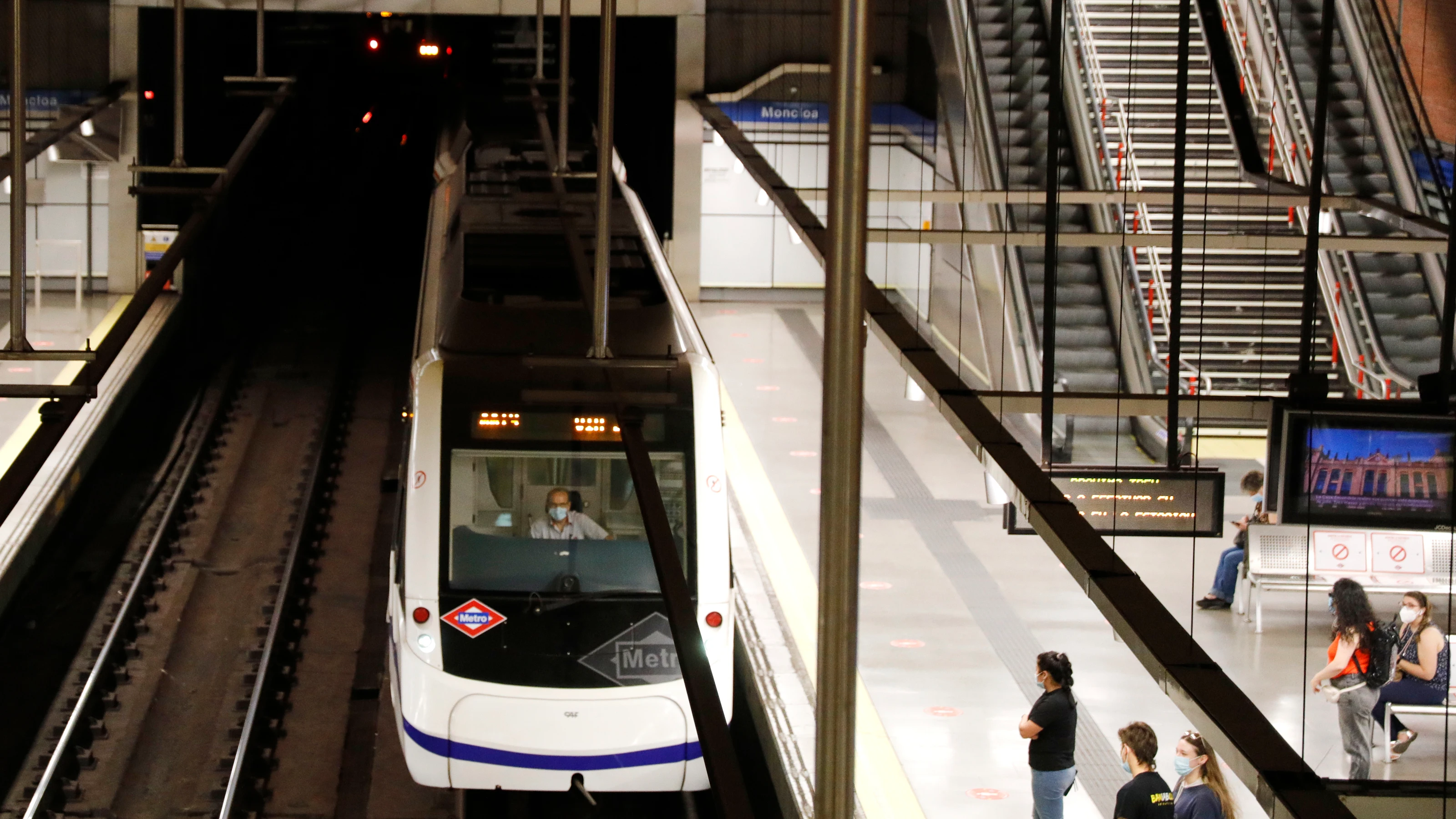 Pasajeros se dirigen a coger el metro en el intercambiador de Moncloa, en Madrid (España), a 1 de julio de 2020. 
