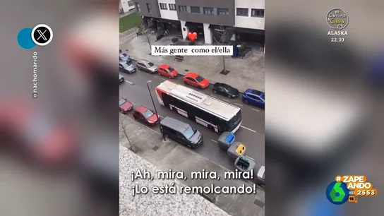 El gesto viral de un conductor de autobús de Gijón al ver los cubos de reciclaje en medio de la calzada El gesto viral de un conductor de autobús de Gijón al ver los cubos de reciclaje en medio de la calzada