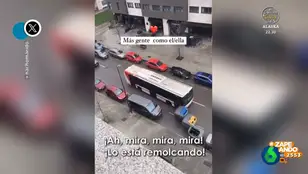 El gesto viral de un conductor de autobús de Gijón al ver los cubos de reciclaje en medio de la calzada
