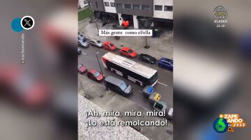 El gesto viral de un conductor de autobús de Gijón al ver los cubos de reciclaje en medio de la calzada