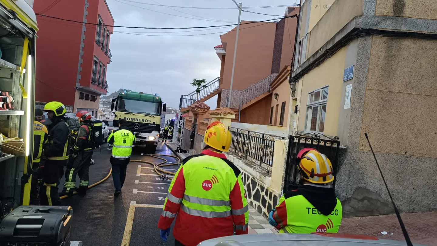 Bomberos trabajan en el incnedio de un edicio en Arucas, Gran Canaria. Bomberos trabajan en el incnedio de un edicio en Arucas, Gran Canaria.