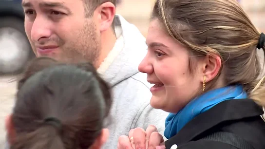 Los vecinos del edificio que se incendió en Valencia han podido recuperar algunas de sus pertenencias ocultas en cajas fuertes o joyeros. La emoción inundaba a algunos de los afectados que esperaban haberlo perdido todo. Los vecinos del edificio que se incendió en Valencia han podido recuperar algunas de sus pertenencias ocultas en cajas fuertes o joyeros. La emoción inundaba a algunos de los afectados que esperaban haberlo perdido todo.