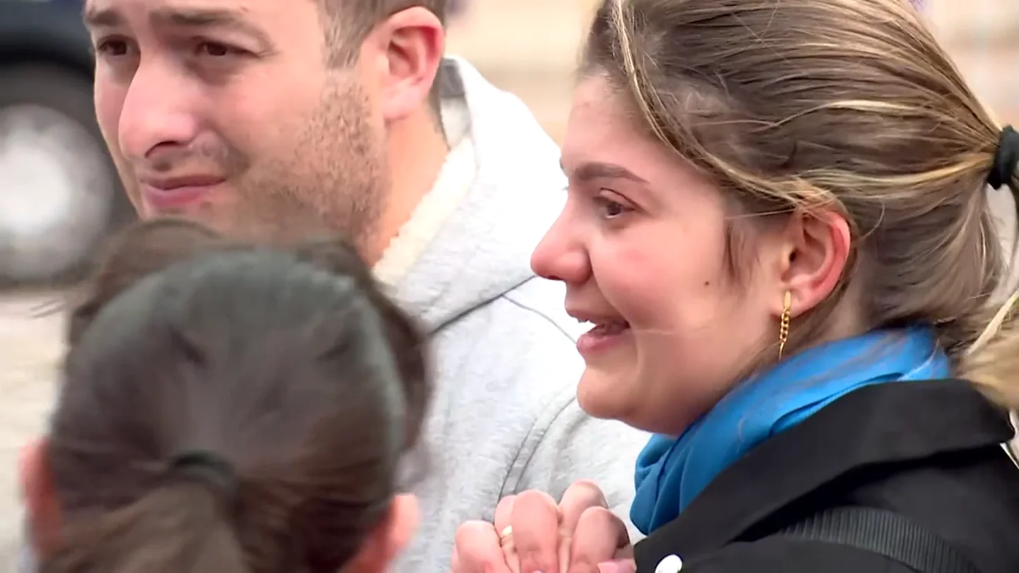 Los vecinos del edificio que se incendió en Valencia han podido recuperar algunas de sus pertenencias ocultas en cajas fuertes o joyeros. La emoción inundaba a algunos de los afectados que esperaban haberlo perdido todo. Los vecinos del edificio que se incendió en Valencia han podido recuperar algunas de sus pertenencias ocultas en cajas fuertes o joyeros. La emoción inundaba a algunos de los afectados que esperaban haberlo perdido todo.
