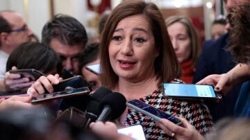 La presidenta del Congreso, Francina Armengol, atiende a los medios de comunicación en la Cámara Baja