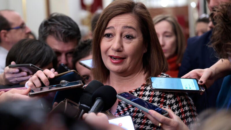 La presidenta del Congreso, Francina Armengol, atiende a los medios de comunicación en la Cámara Baja
