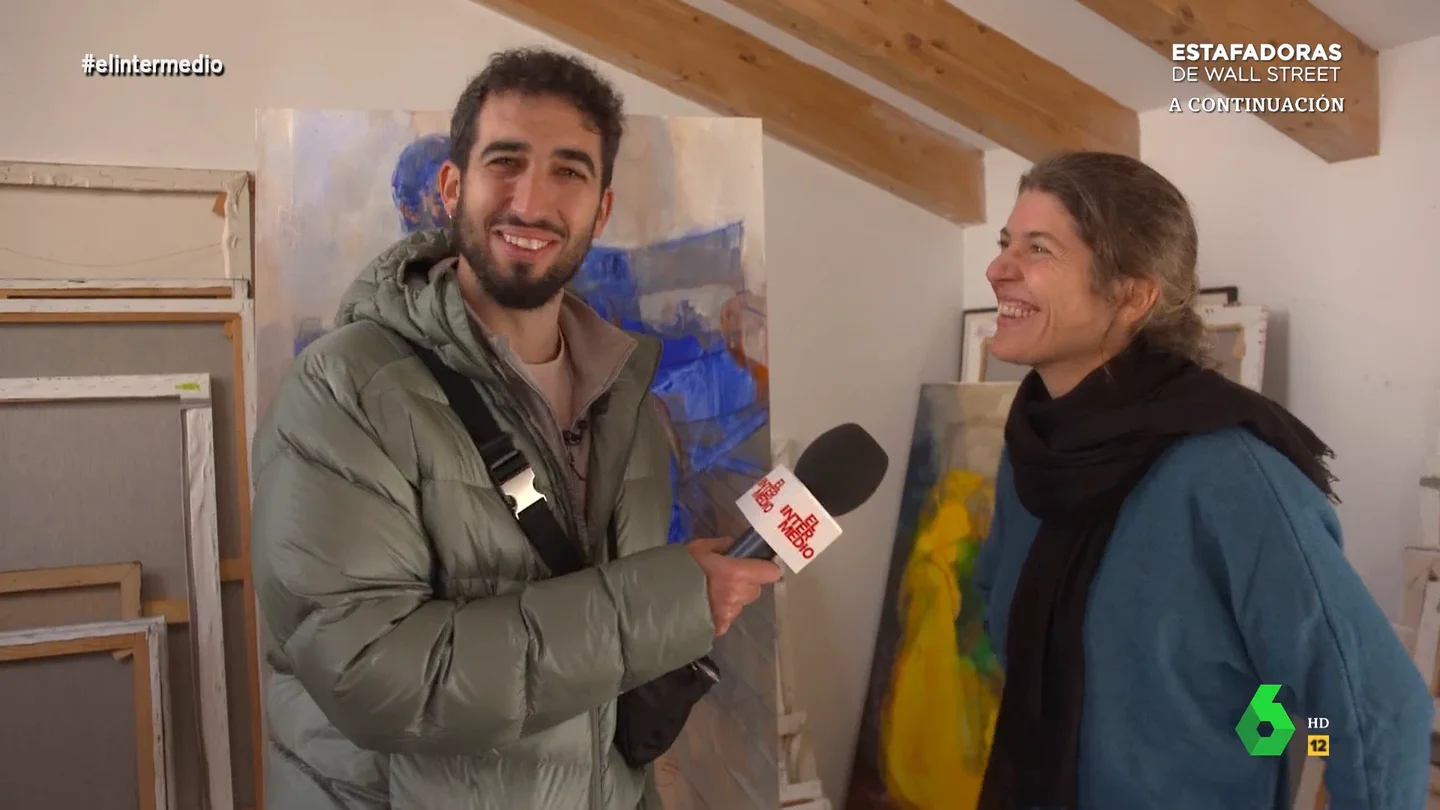Una pintora desvela a Isma Juárez por qué reside en Olmeda de las Fuentes Isma Juárez viaja hasta el municipio madrileño de Olmeda de las Fuentes, también conocido como el 'pueblo de los artistas', donde visita la casa y el taller de la pintora francesa Lucie Geffre, que incluso se ofrece a fotografiarle para el Tinder.
