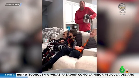 La emocionante reacción de tres niños cuando su padre les lleva un perro a casa La emocionante reacción de tres niños cuando su padre les lleva un perro a casa
