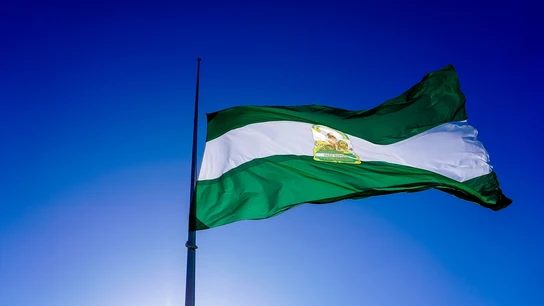 Fotografía de archivo de la bandera de Andalucía. Fotografía de archivo de la bandera de Andalucía.