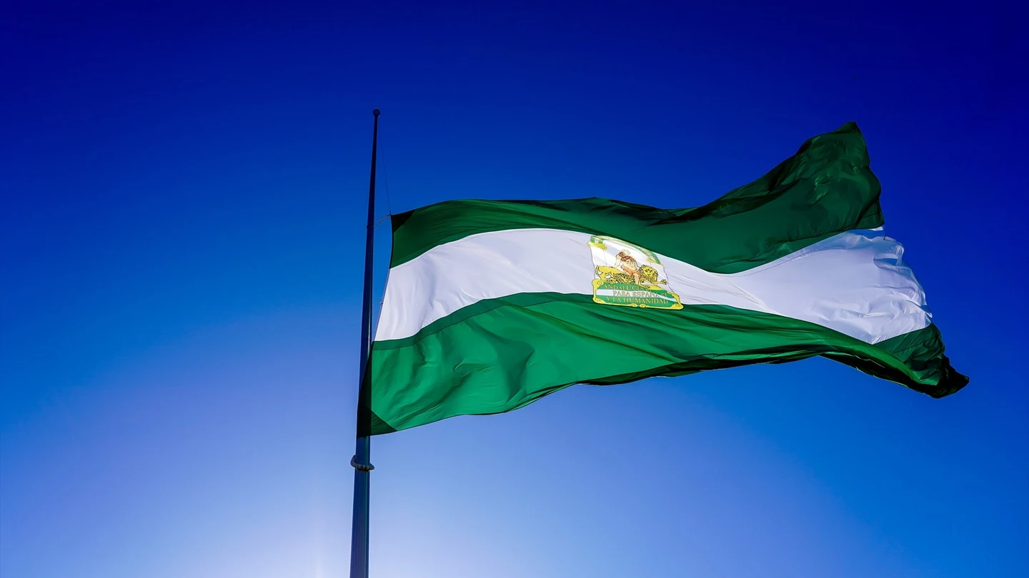 Fotografía de archivo de la bandera de Andalucía. Fotografía de archivo de la bandera de Andalucía.