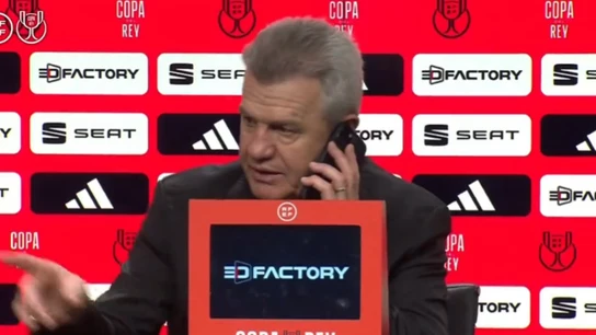 La llamada viral de Javier Aguirre en plena rueda de prensa La llamada viral de Javier Aguirre en plena rueda de prensa