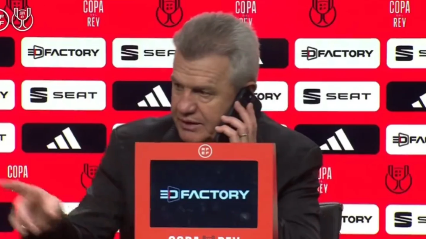 La llamada viral de Javier Aguirre en plena rueda de prensa La llamada viral de Javier Aguirre en plena rueda de prensa