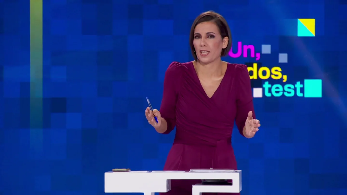 Ana Pastor desata la risa de los famosos: "Os hago una pregunta, que es de lo poco que sé hacer" Ana Pastor desata la risa de los famosos: "Os hago una pregunta, que es de lo poco que sé hacer"