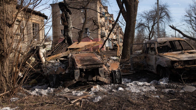 Edificios y vehículos destruidos por bombardeos rusos en Donetsk
