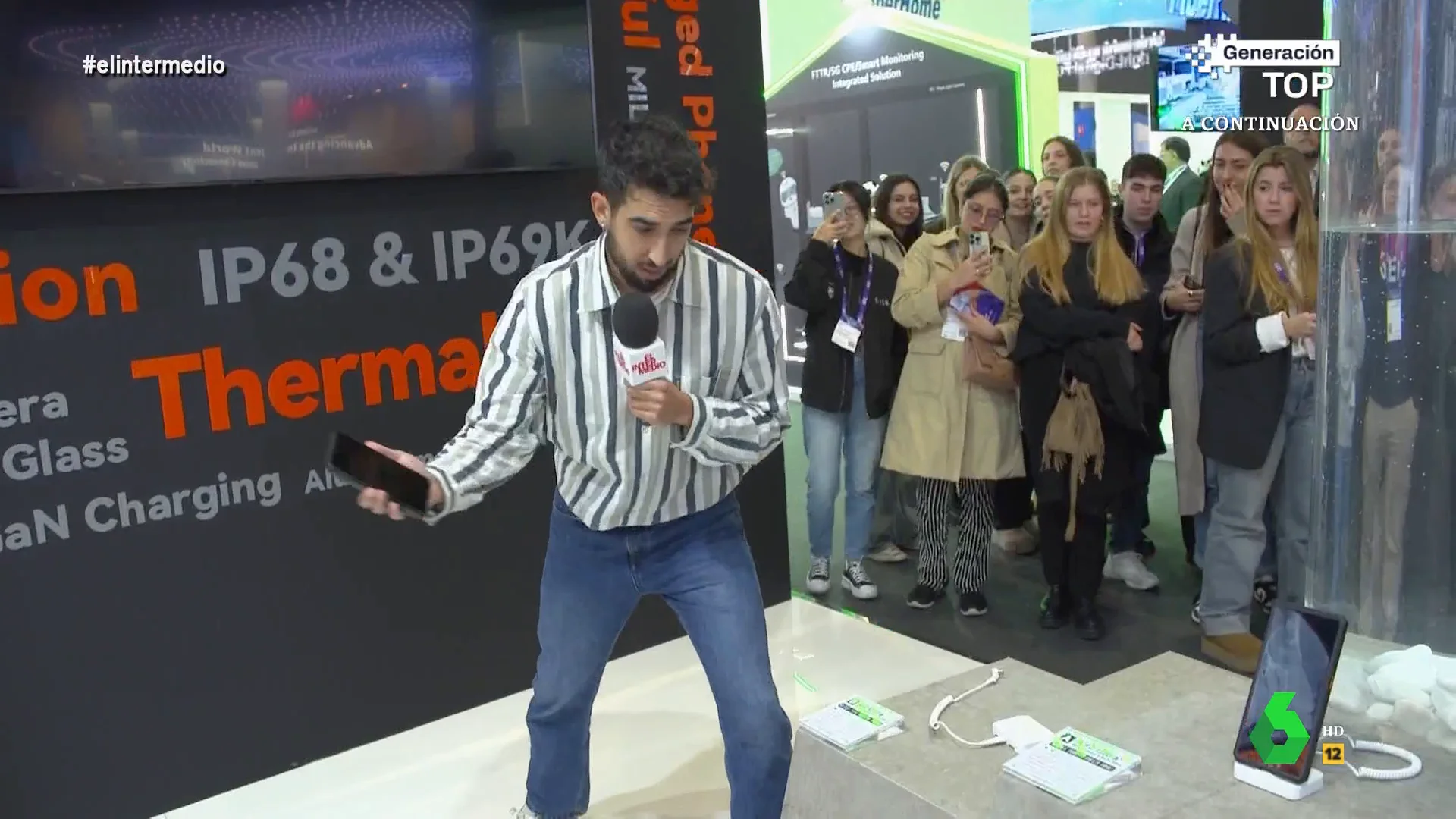 Isma Juárez la lía con el móvil más resistente del mundo en el Mobile World Congress: "Tienen 24 horas para sacarlo, como el PSOE con Ábalos"