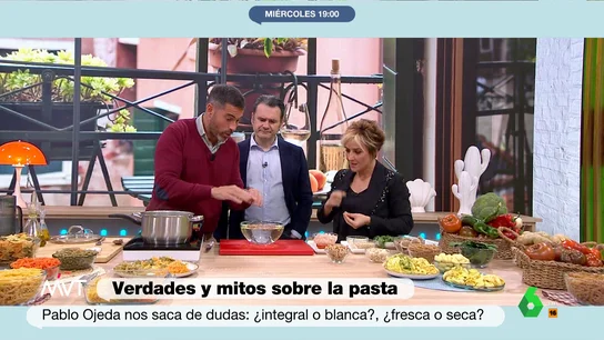 Pablo Ojeda explica por qué no hay que echar aceite al agua de cocer la pasta Pablo Ojeda desmonta en Más Vale Tarde el mito de que hay que poner aceite en el agua para cocer pasta para que no se pegue. En este vídeo, el nutricionista explica por qué lo hace Dabiz Muñoz y por qué él no lo recomienda.