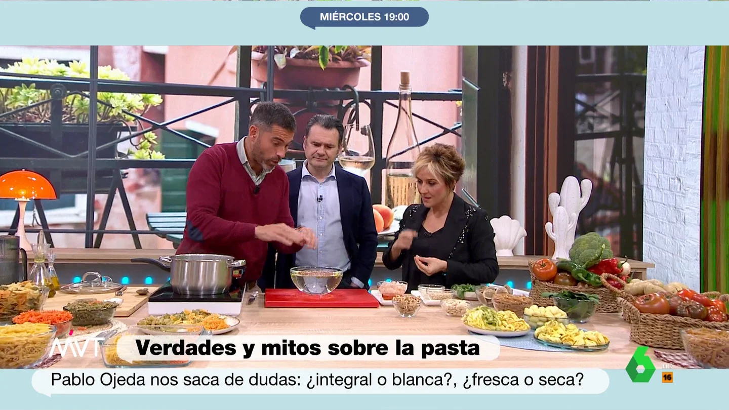 Pablo Ojeda explica por qué no hay que echar aceite al agua de cocer la pasta Pablo Ojeda desmonta en Más Vale Tarde el mito de que hay que poner aceite en el agua para cocer pasta para que no se pegue. En este vídeo, el nutricionista explica por qué lo hace Dabiz Muñoz y por qué él no lo recomienda.