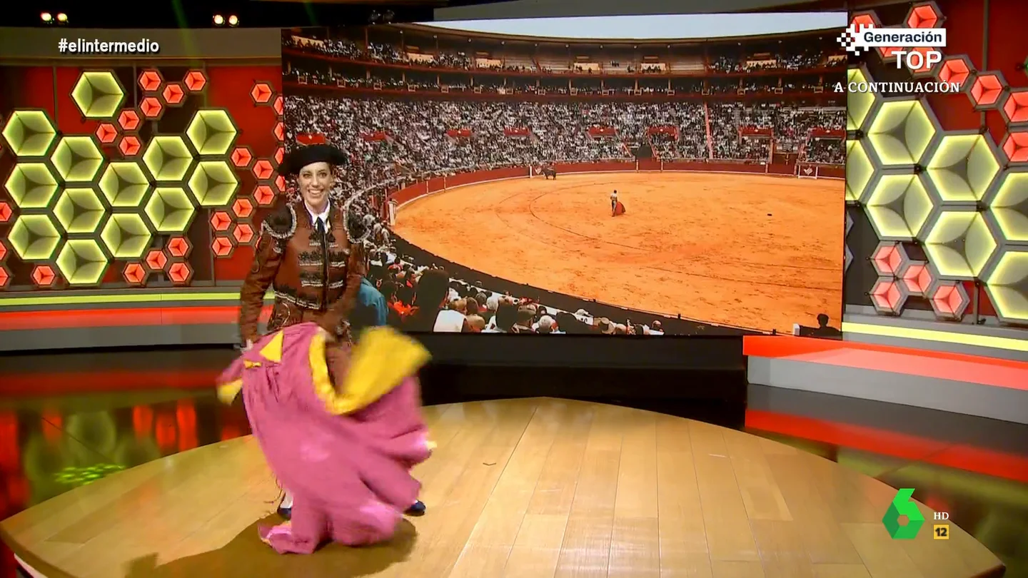 Cristina Gallego analiza el aumento del gasto público para los toros "¿Quién sufre más, el toro o los vecinos aguantando al niño aprendiendo a tocar la batería?", se pregunta irónica Cristina Gallego sobre la decisión del PP de Pozuelo de construir una plaza de toros donde se iba a hacer una escuela de música.
