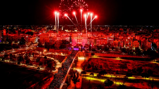 Fuegos artificiales durante la Crida 2023, en las Torres de Serranos, 26 de febrero de 2023, en Valencia, Comunidad Valenciana (España). Fuegos artificiales durante la Crida 2023, en las Torres de Serranos, 26 de febrero de 2023, en Valencia, Comunidad Valenciana (España).