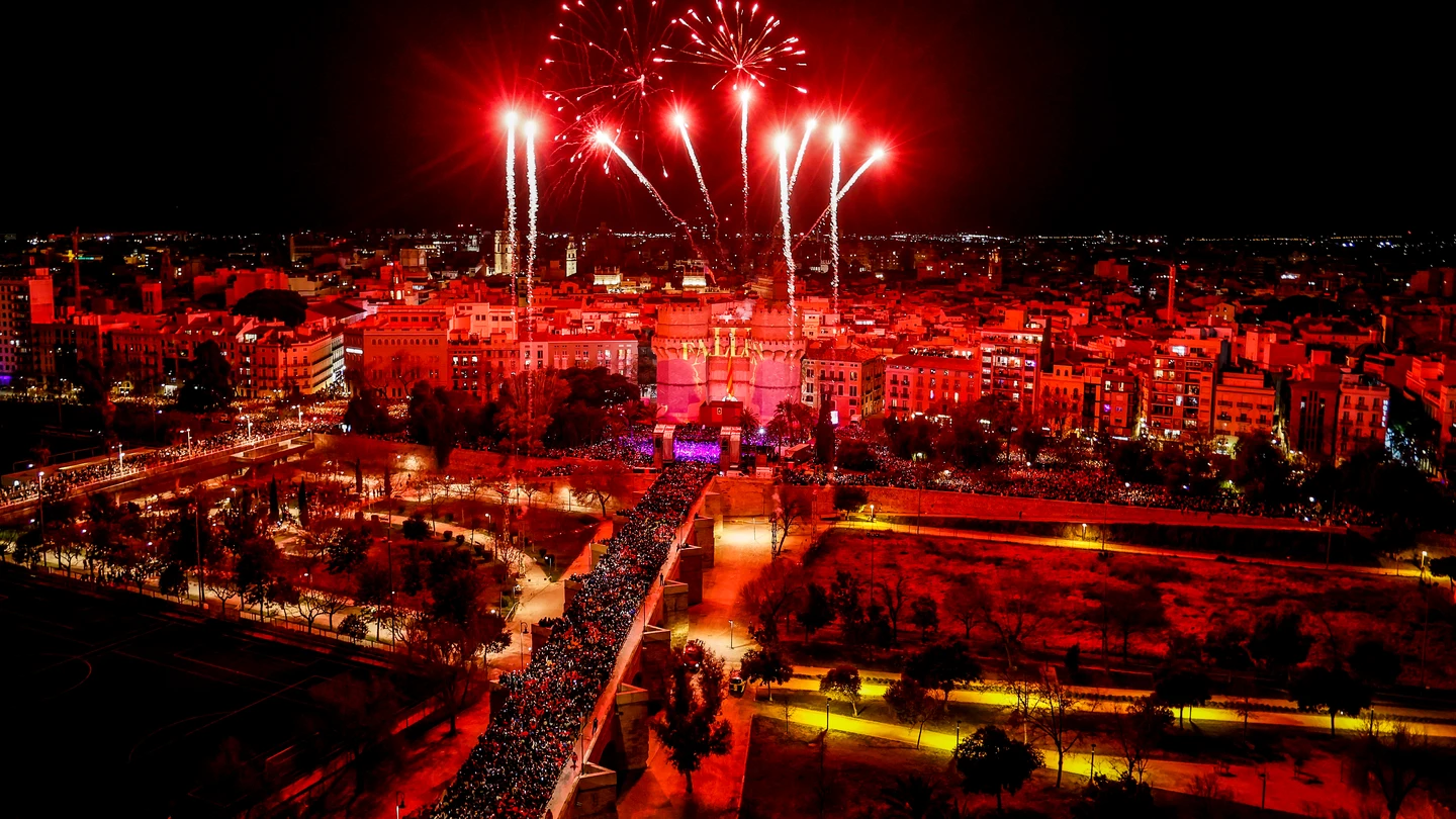 Fuegos artificiales durante la Crida 2023, en las Torres de Serranos, 26 de febrero de 2023, en Valencia, Comunidad Valenciana (España). Fuegos artificiales durante la Crida 2023, en las Torres de Serranos, 26 de febrero de 2023, en Valencia, Comunidad Valenciana (España).