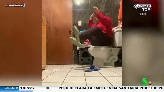 Madre e hija intentan atrapar a un ratón que se ha colado en casa... y este es el resultado Madre e hija intentan atrapar a un ratón que se ha colado en casa... y este es el resultado