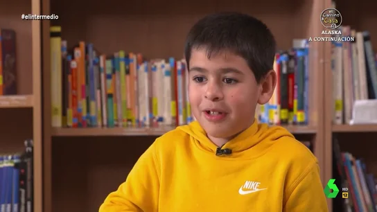 La respuesta de un niño que entusiasma a Thais Villas Thais Villas habla con los niños y niñas de un colegio sobre los animales: ¿Tienen mascotas? ¿Hay alguno que no les guste? ¿Cuál es su preferido? A esta última, el pequeño Santiago sorprende a la reportera con su respuesta: "Los dragones barbudos".