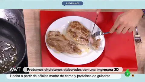 "Nos guste más o menos, esto es el futuro", afirma Pablo Ojeda, que en este vídeo explica las propiedades de la carne sintética y desafía a Iñaki López y Cristina Pardo a probar dos chuletones y descubrir cuál está hecho con impresora 3D y cuál no.