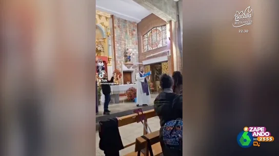Un sacerdote de Algeciras utiliza una pistola de agua para 'bendecir' a sus fieles y se hace viral Un sacerdote de Algeciras utiliza una pistola de agua para 'bendecir' a sus fieles y se hace viral