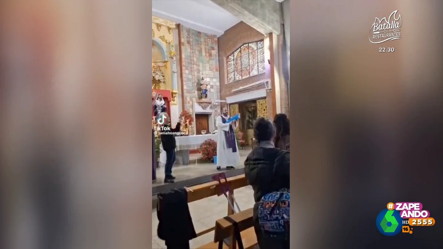 Un sacerdote de Algeciras utiliza una pistola de agua para 'bendecir' a sus fieles y se hace viral Un sacerdote de Algeciras utiliza una pistola de agua para 'bendecir' a sus fieles y se hace viral