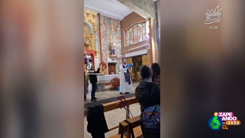 Un sacerdote de Algeciras utiliza una pistola de agua para 'bendecir' a sus fieles y se hace viral