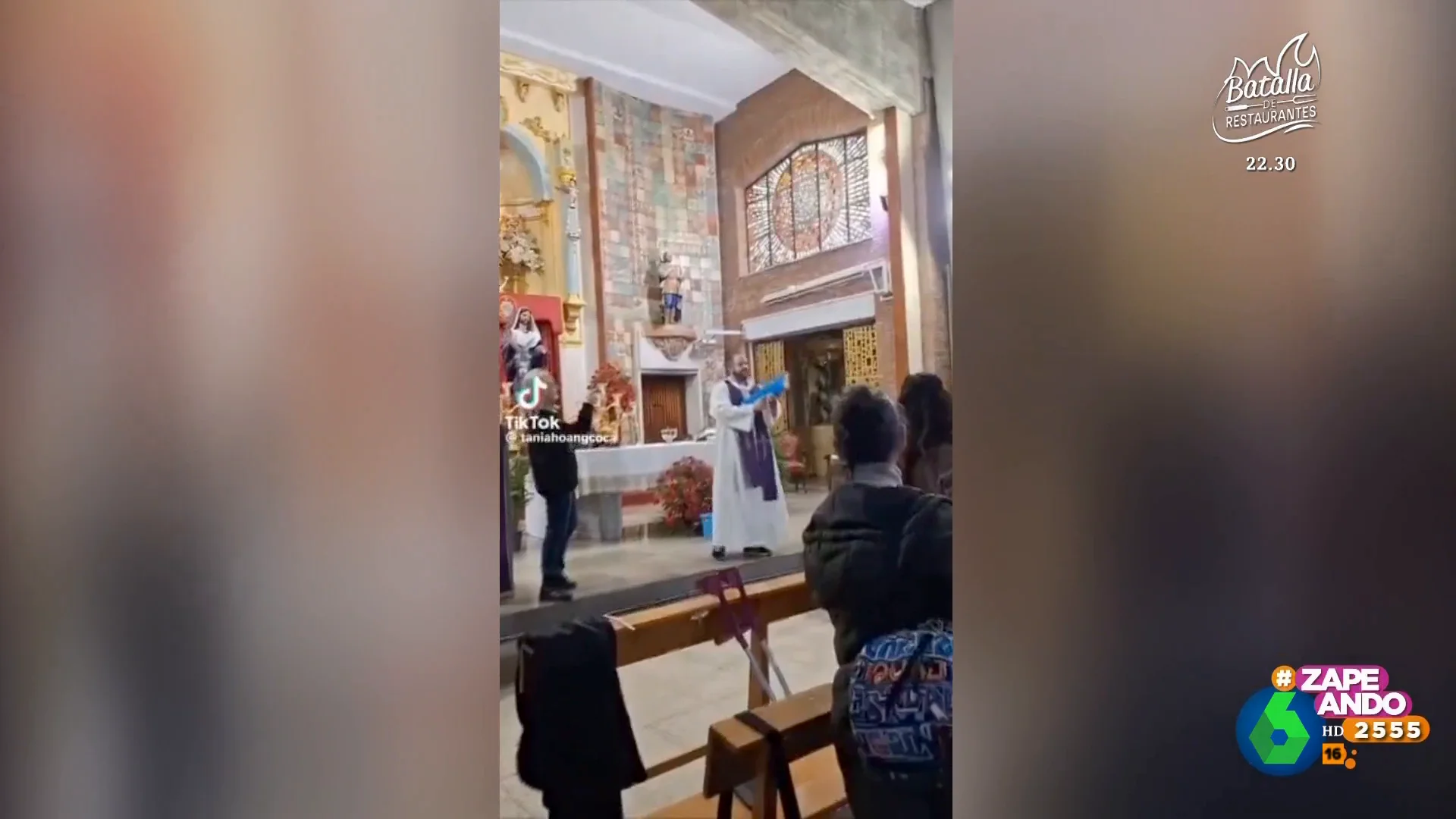 Un sacerdote de Algeciras utiliza una pistola de agua para 'bendecir' a sus fieles y se hace viral