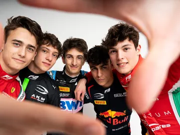 Antonelli, el segundo por la izquierda es uno de los pilotos a seguir en F2 Antonelli, el segundo por la izquierda es uno de los pilotos a seguir en F2