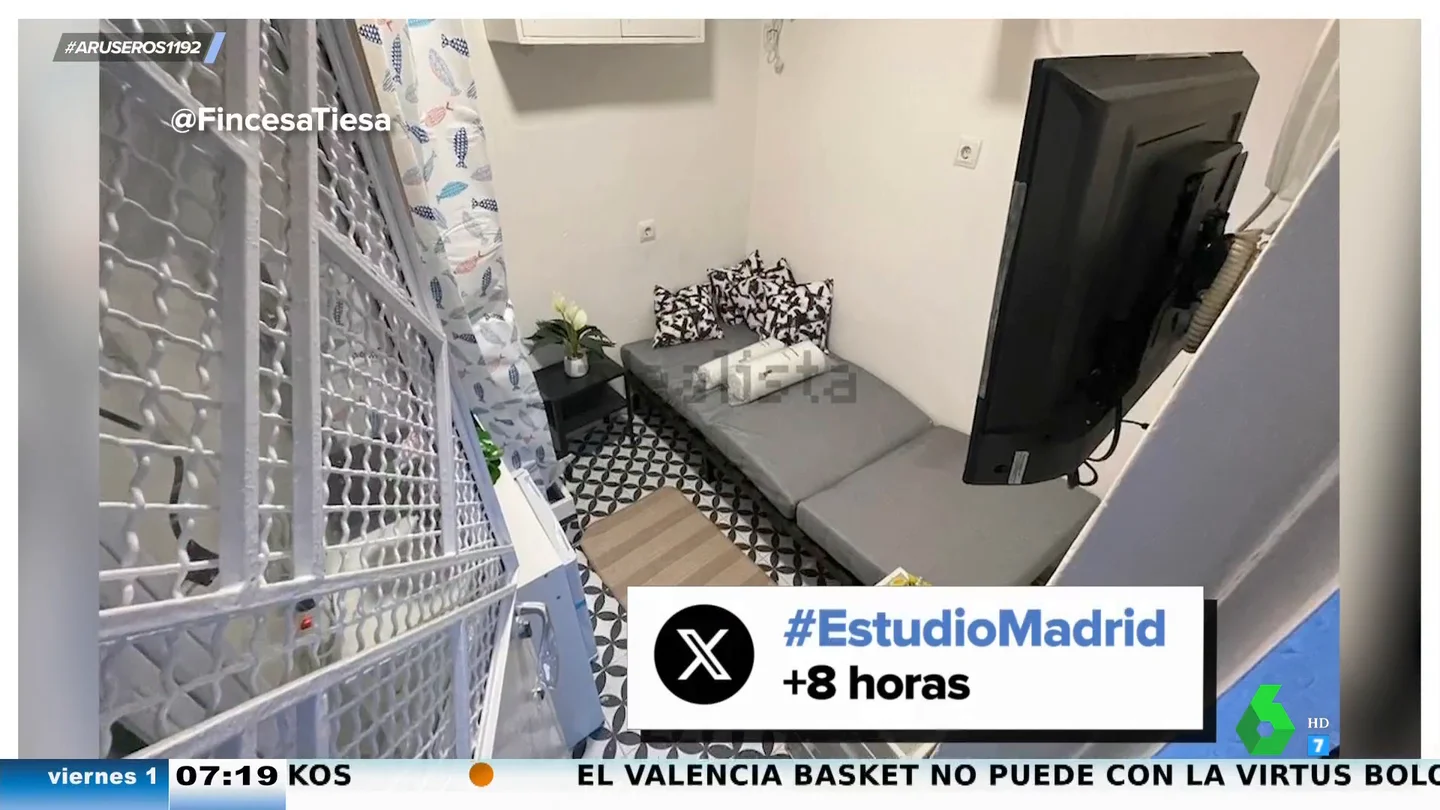 400 euros al mes por un piso de alquiler de 8 metros cuadrados en Madrid: "La ducha, al lado del escritorio y el baño, en el patio" 400 euros al mes por un piso de alquiler de 8 metros cuadrados en Madrid: "La ducha, al lado del escritorio y el baño, en el patio"