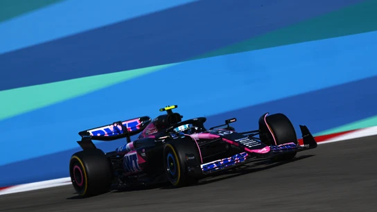 Pierre Gasly conduciendo el A524 en Bahréin Pierre Gasly conduciendo el A524 en Bahréin