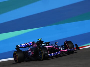 Pierre Gasly conduciendo el A524 en Bahr&eacute;in
